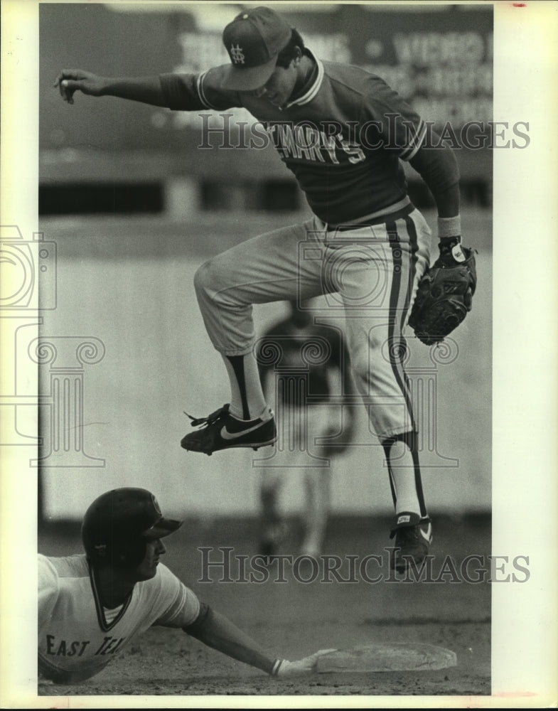 1986 Press Photo St. Mary&#39;s Jimmy Garcia leaps for ball, College Baseball- Historic Images