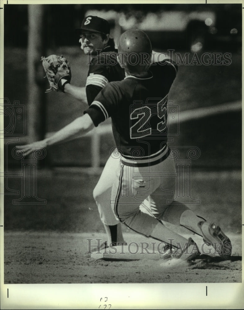 1986 Press Photo Bill Rundhzier &amp; Steve Selman, College Baseball Game Action- Historic Images