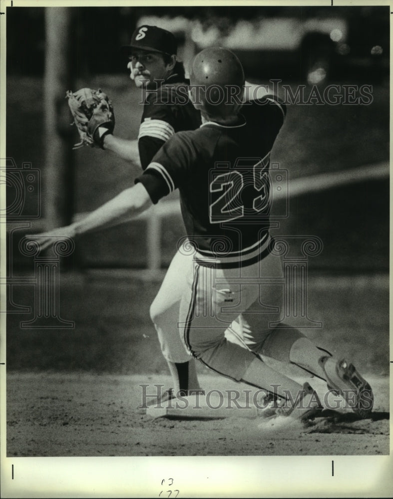 1986 Press Photo Bill Rundhzier & Steve Selman, College Baseball Game Action- Historic Images