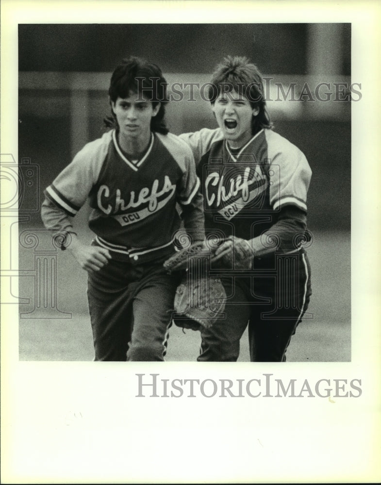 1986 Press Photo Kim Harris &amp; Lisa Navas, Near end of game, College Baseball- Historic Images