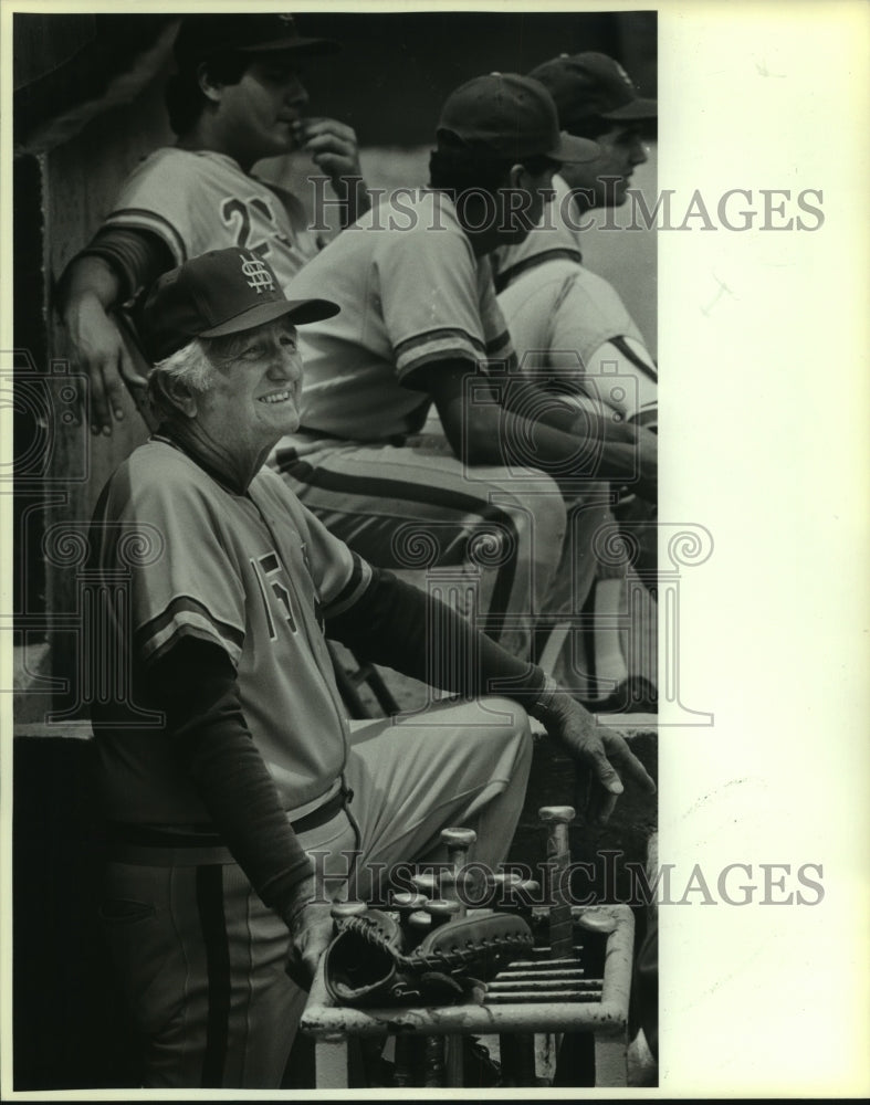 1986 Press Photo Coach Elmer Kosub, St. Mary&#39;s vs TLC, College Baseball- Historic Images