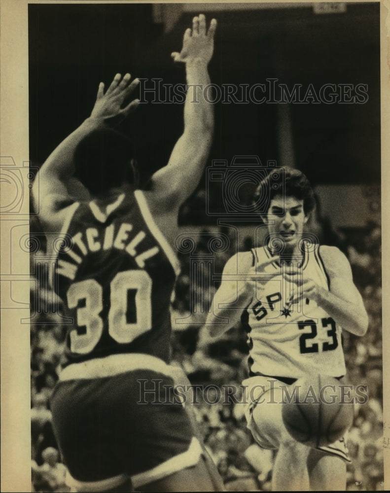 1981 Press Photo #30 Mike Mitchell, #23 Mike Bratz, Basketball - sas05925- Historic Images