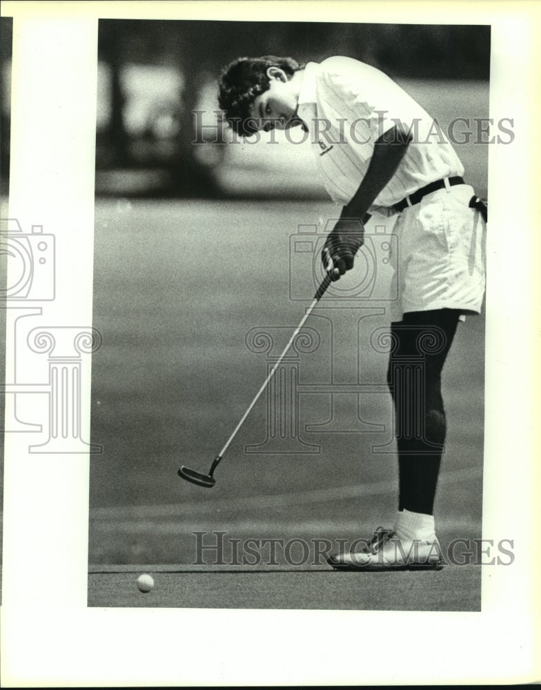 1988 Press Photo City Junior Golf, Brackenridge, Frank Cano putts - sas05937- Historic Images