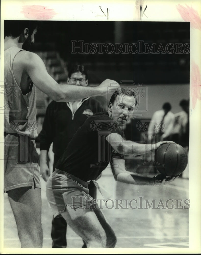 1990 Press Photo Mike Dunleavy, Los Angeles Lakers Basketball Coach - sas05966- Historic Images