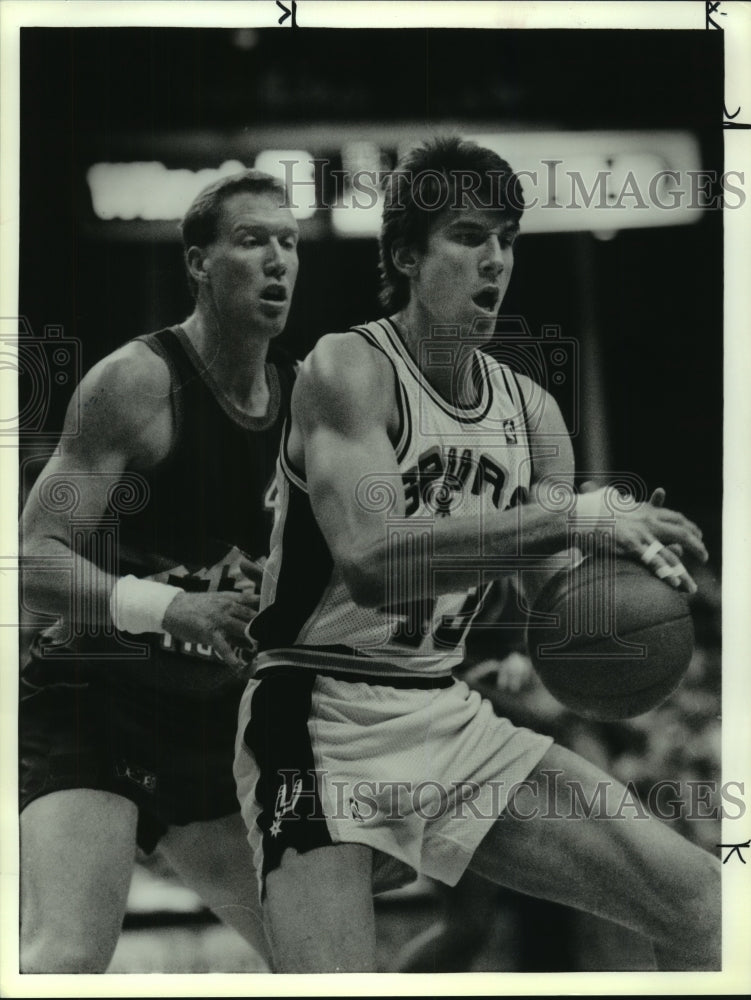 1990 Press Photo Denver Nuggets &amp; San Antonio Spurs Basketball, Hemisfair Arena- Historic Images