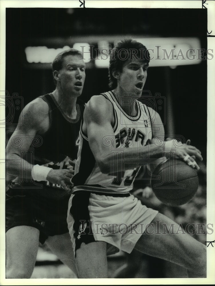 1990 Press Photo Denver Nuggets & San Antonio Spurs Basketball, Hemisfair Arena- Historic Images