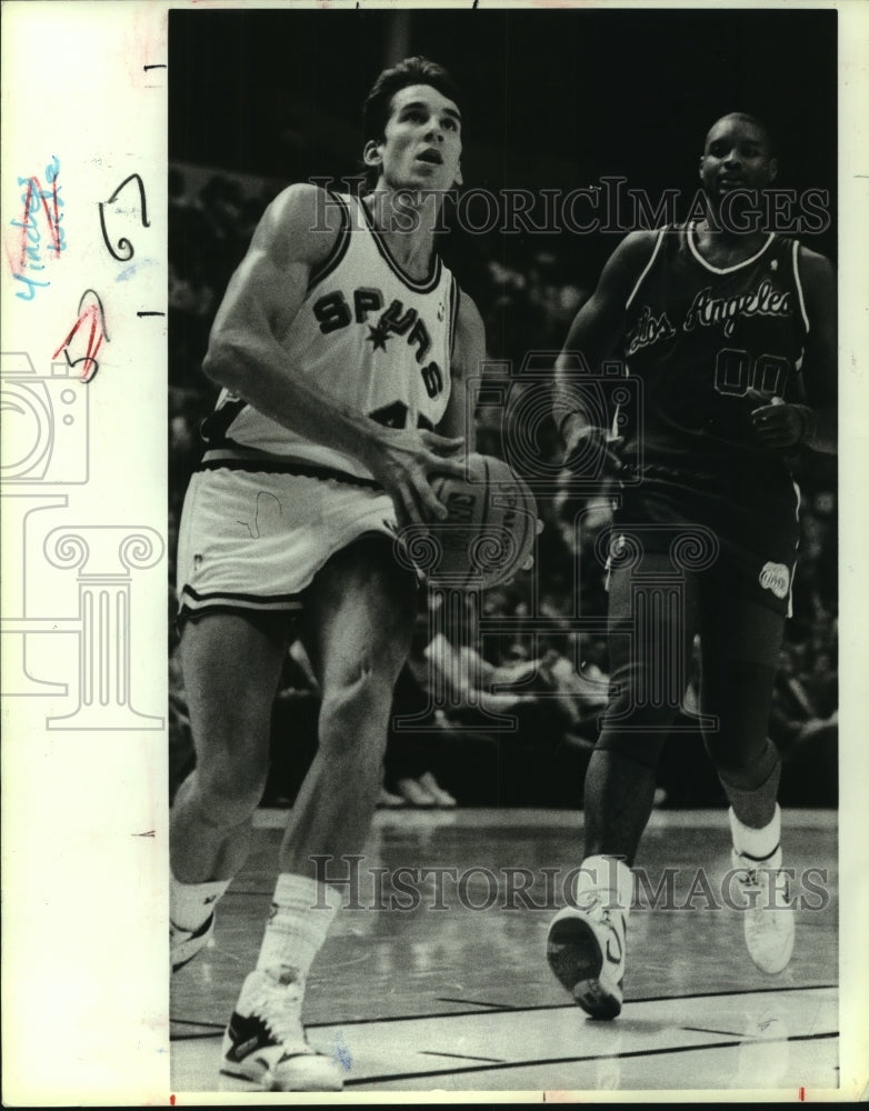 1987 Press Photo Spurs Frank Brickowski &amp; Clippers Benoit Benjamin, Basketball- Historic Images