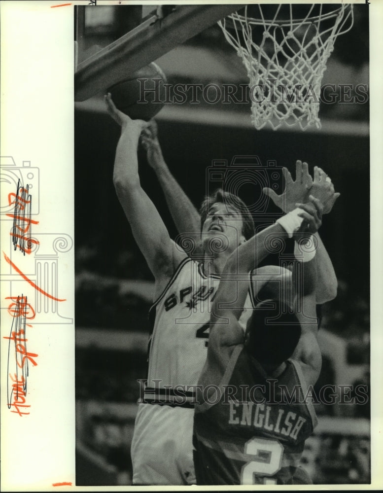 1989 Press Photo Spurs Frank Brickowski, Denver Alex English, Basketball- Historic Images