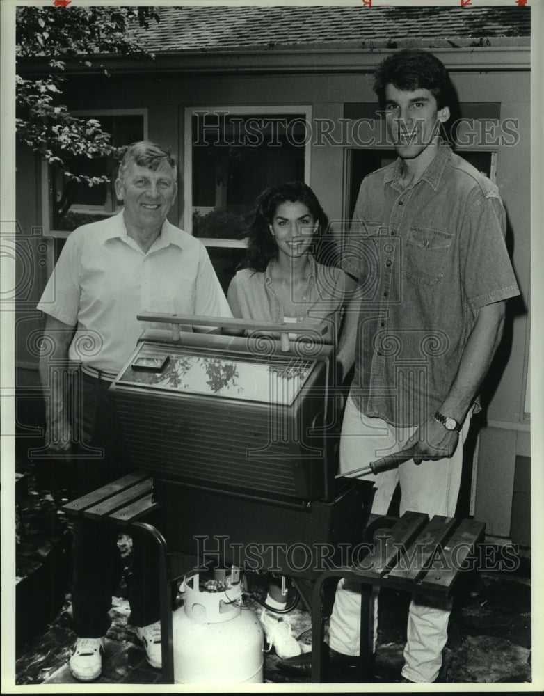 1990 Press Photo William Brickowski, Tina Kraft, Frank Brickowski at the grill- Historic Images