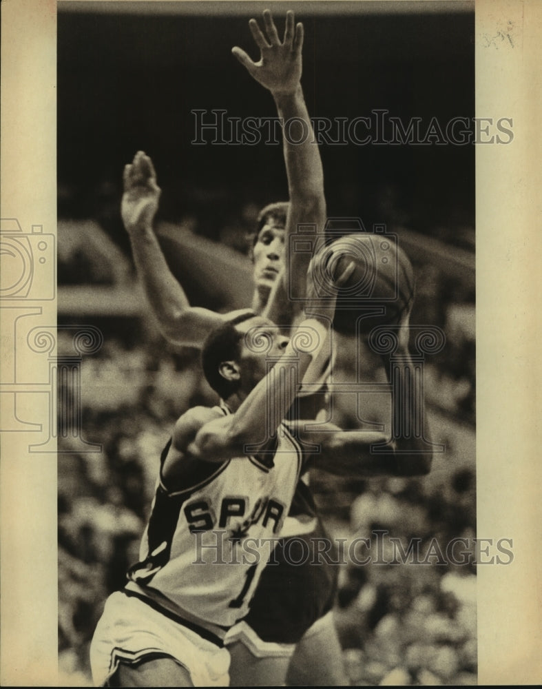 1981 Press Photo Spurs' Ron Brewer, Cavaliers' Scott Wedman, Basketball- Historic Images
