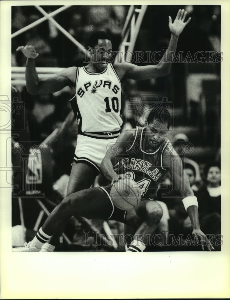 Press Photo NBA players Mark Aguirre (Dallas) and David Greenwood (San Antonio)- Historic Images