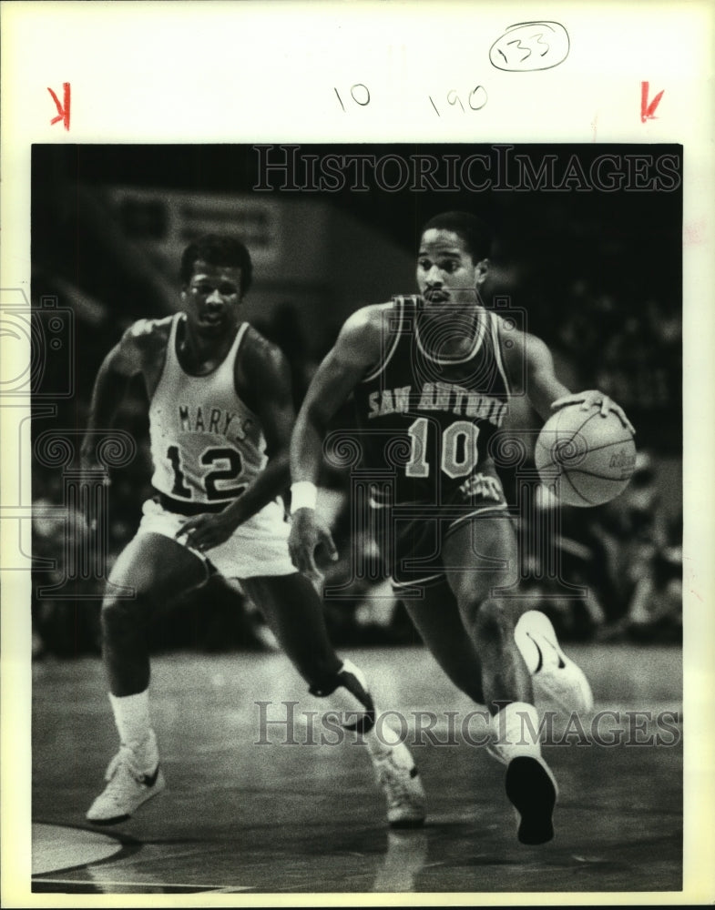 1984 Press Photo Texas-San Antonio and St. Mary's play men's college basketball- Historic Images
