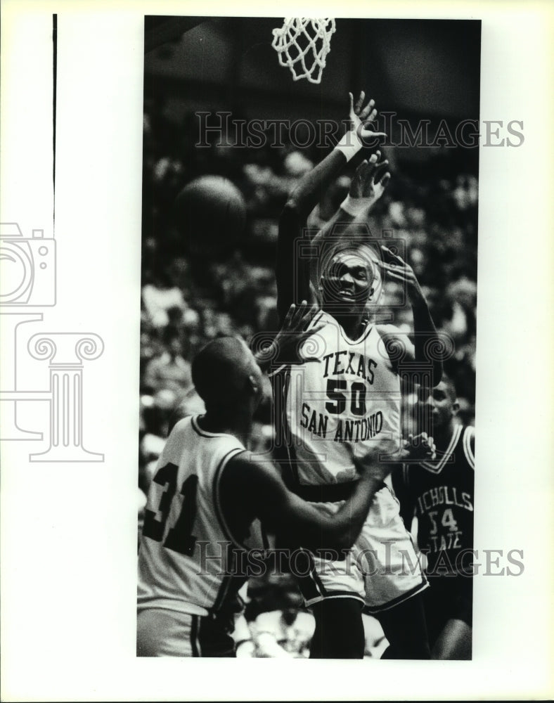 1992 Press Photo Texas-San Antonio basketball players in action - sas06063- Historic Images