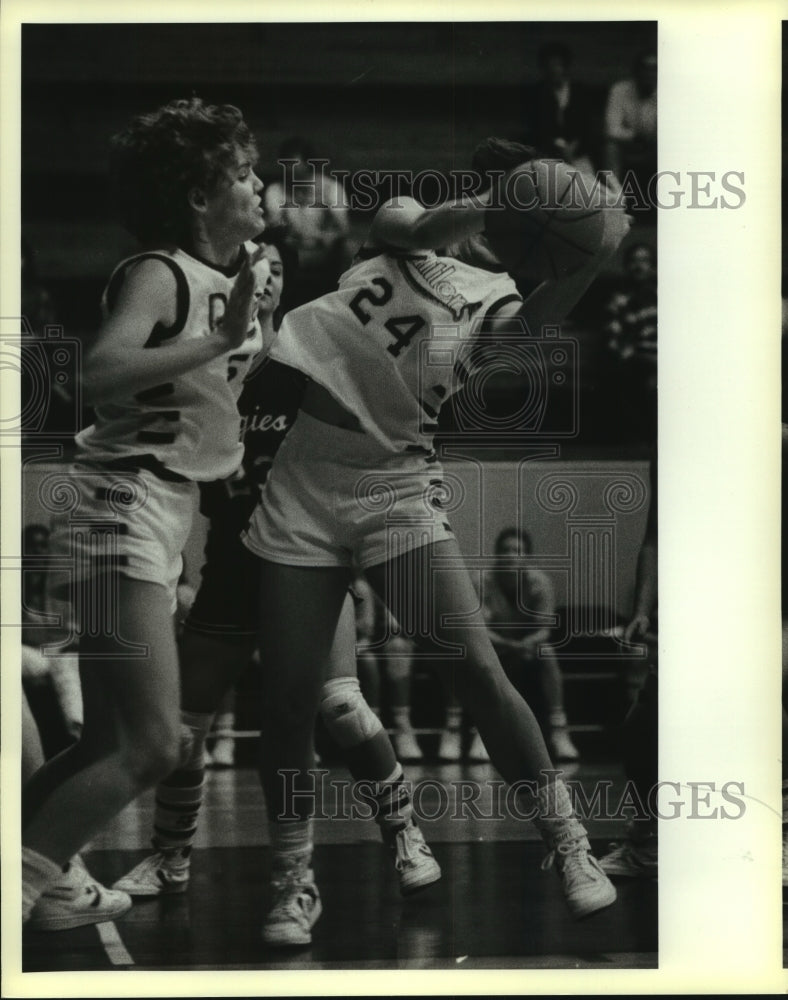1984 Press Photo St. Mary's vs A&M Basketball, #52 Jamie Rich, #24 Donna Smith- Historic Images