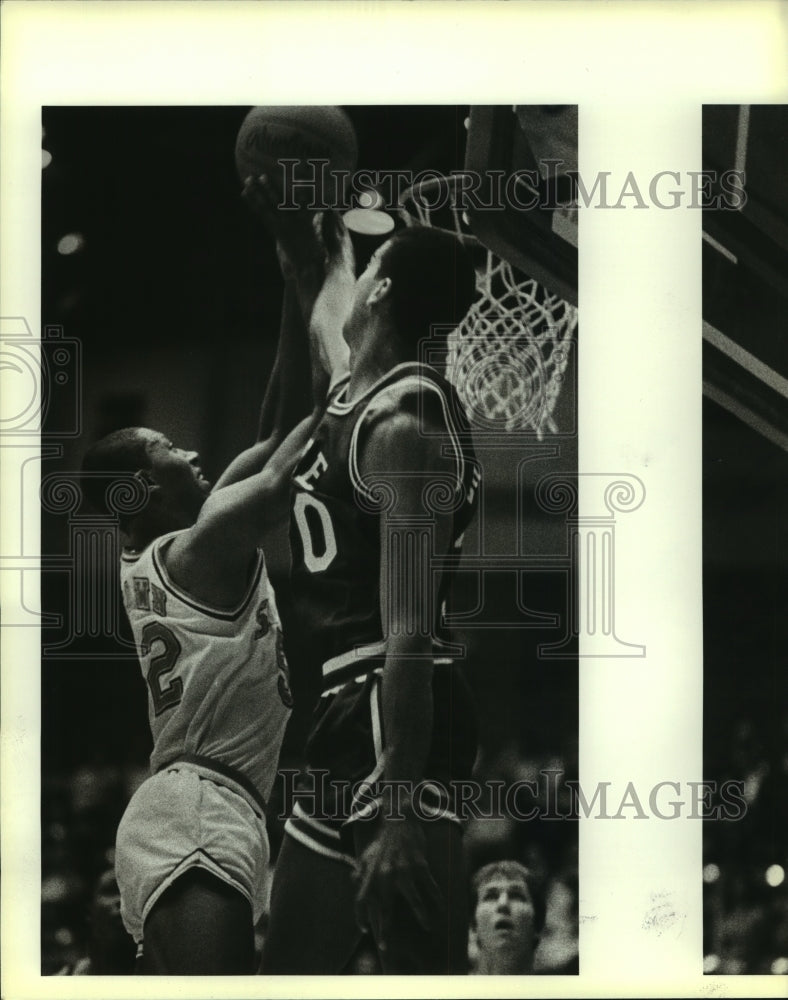 1984 Press Photo UTSA vs Rice Basketball, UTSA Bernard Brown, Rice Tony Barnett- Historic Images