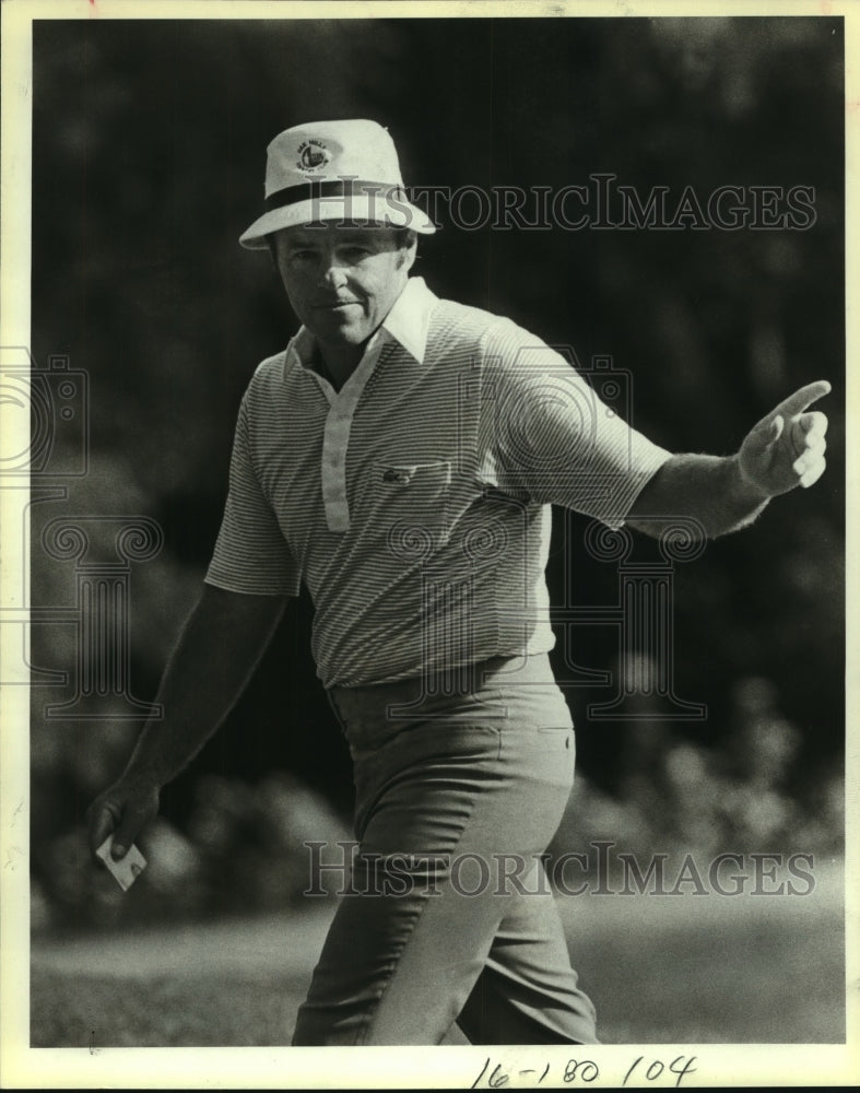 1983 Press Photo Texas Open #18 green, Golfer Jim Colbert acknowledges applause- Historic Images