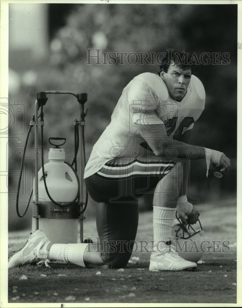 1991 Press Photo Ray Childress takes break during football practice, Oiler Camp- Historic Images