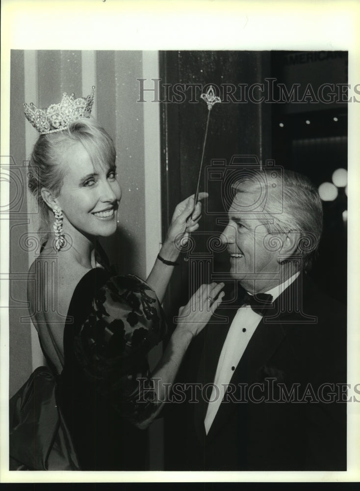 1989 Press Photo Suzy Chafee, Les Paulick, Benefit, Marriott River Center- Historic Images