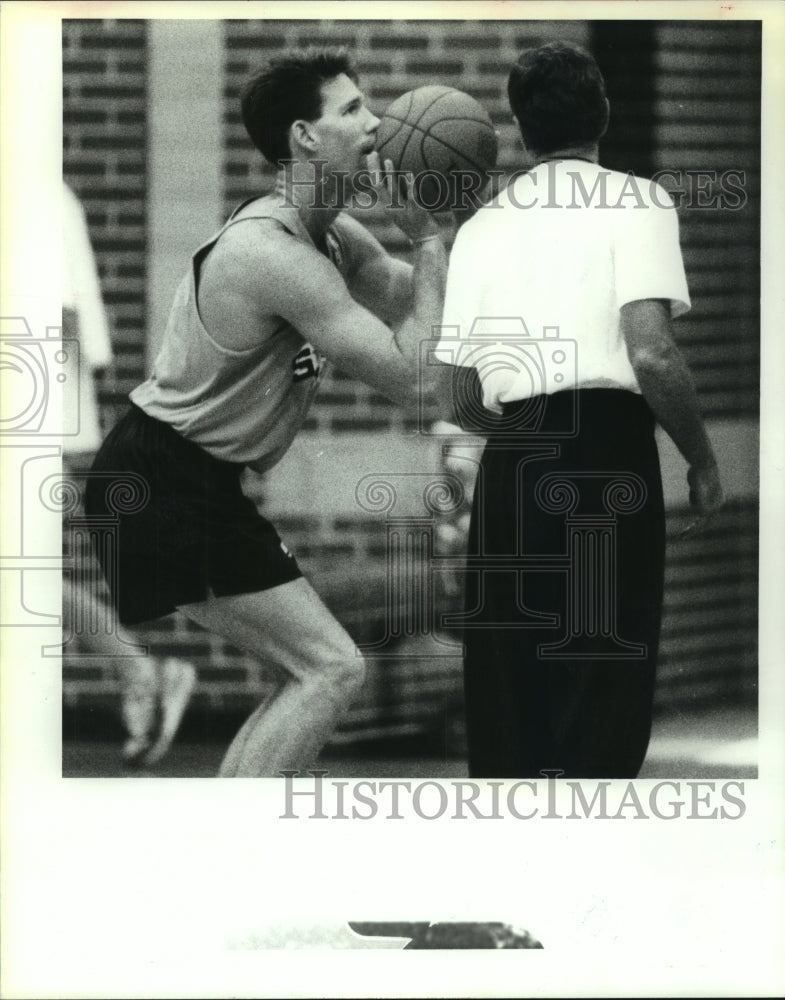 1991 Press Photo Newest Spurs player Jud Buechler takes shot, Basketball- Historic Images