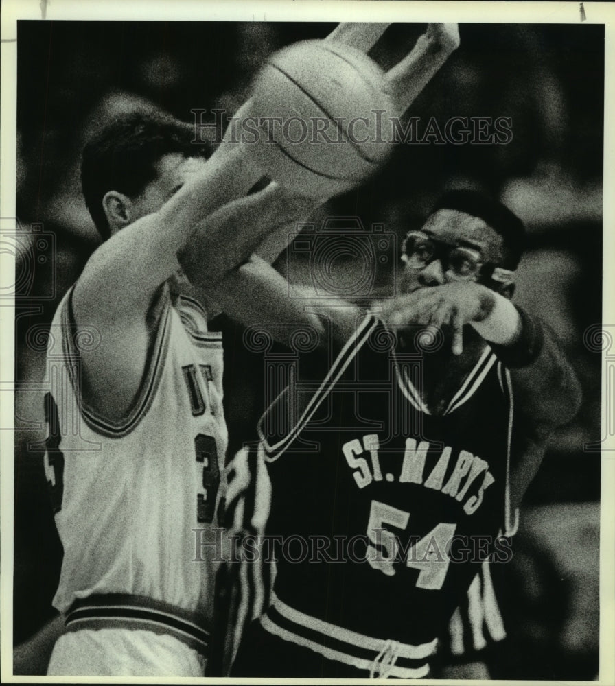 1989 Press Photo Joe Baker & UTSA defender, UTSA & St. Mary's Basketball- Historic Images