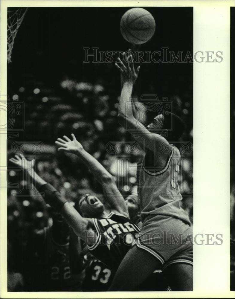 1987 Press Photo Moore &amp; McCurdy, UTSA vs. Arkansas College Basketball- Historic Images