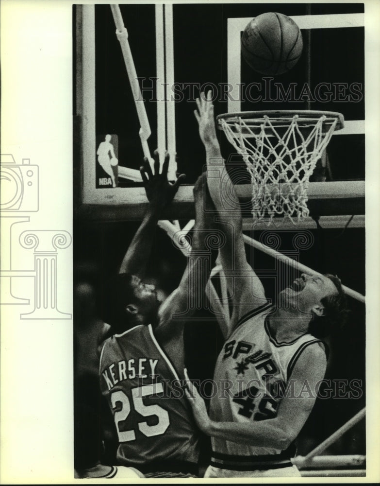 1985 Press Photo Spur Jeff Cook and Blazer Jerome Kersey play NBA basketball- Historic Images