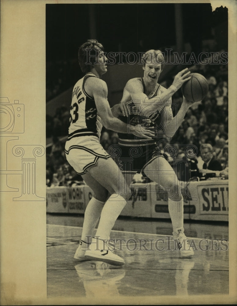 1980 Press Photo NBA players Jeff Cook (Suns) and Mark Olberding (Spurs)- Historic Images