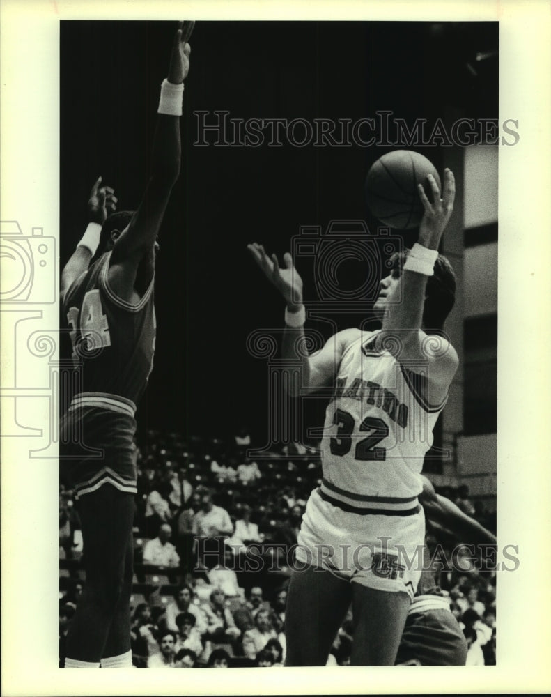 1983 Press Photo UTSA 32 Rick Doyle &amp; 23 Cedric Robinson, College Basketball- Historic Images