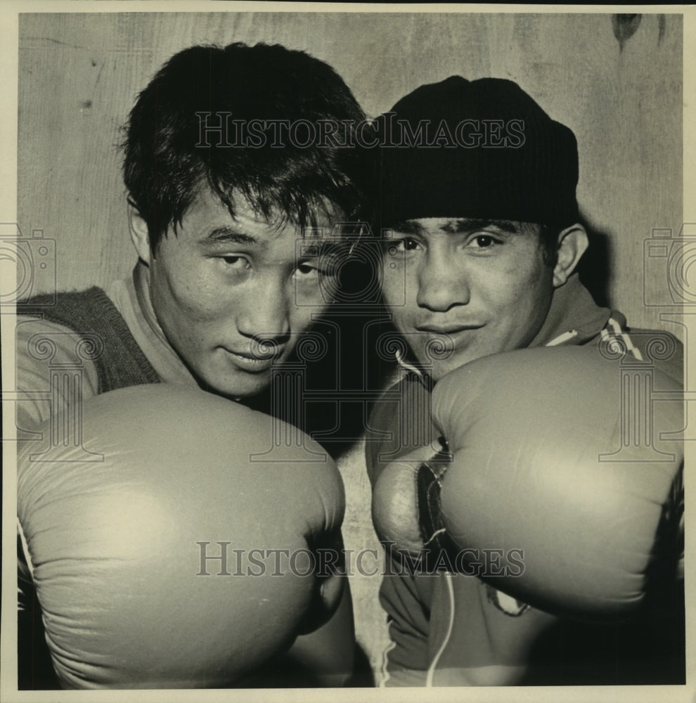 1971 Press Photo Boxers Kenji Ebashi and Jesus Pimentel - sas06362- Historic Images