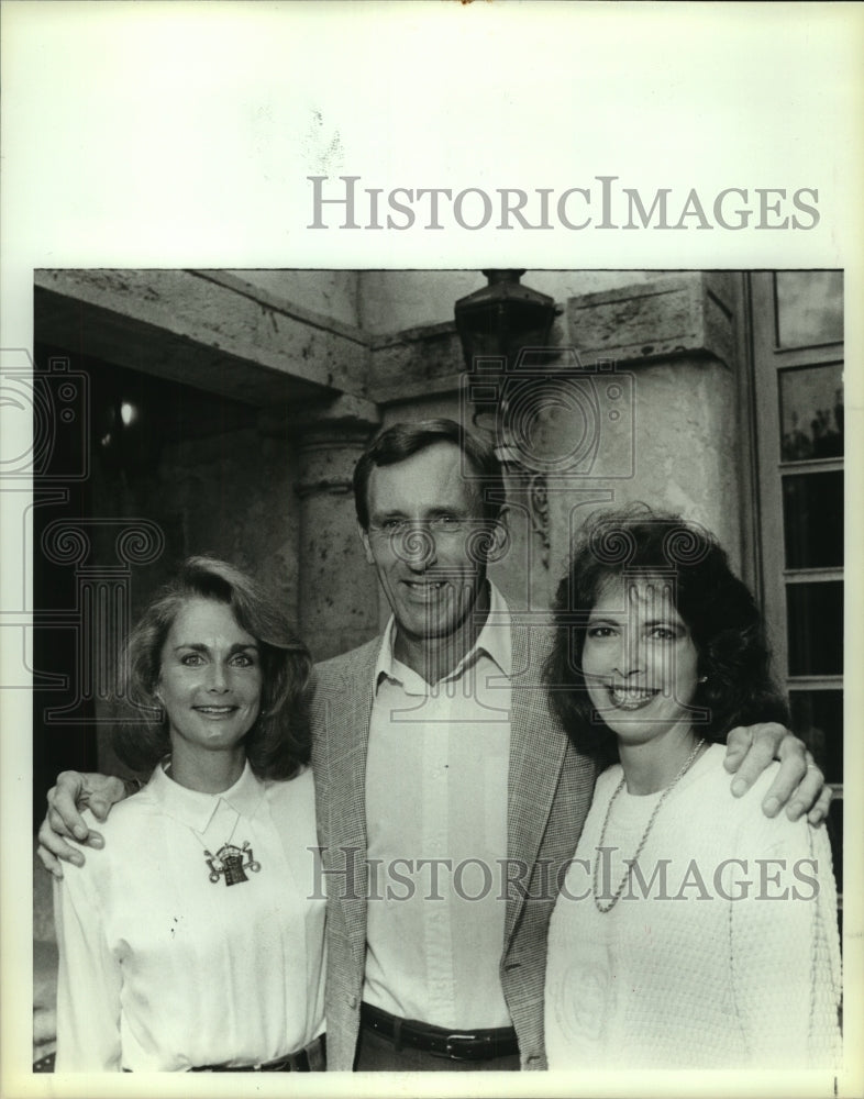 1990 Press Photo Tennis pro Colin Dibley and admirers at Dominion Country Club- Historic Images