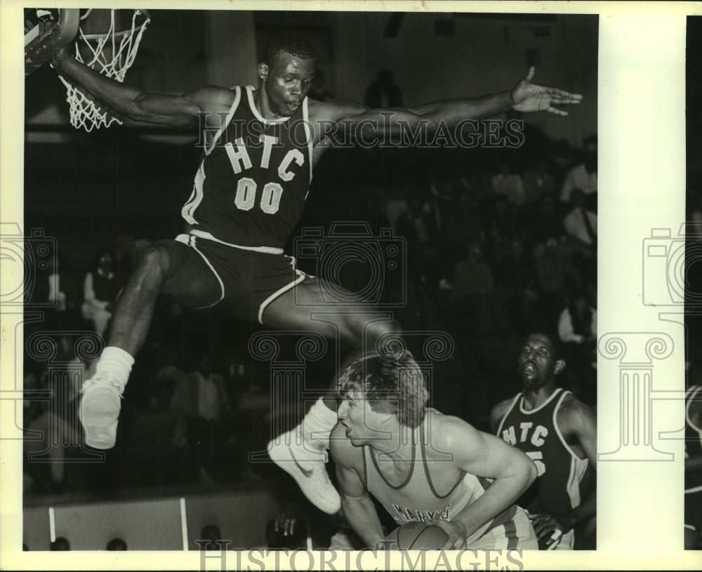 1985 Press Photo St. Mary's and Houston-Tillotson College Basketball Players- Historic Images