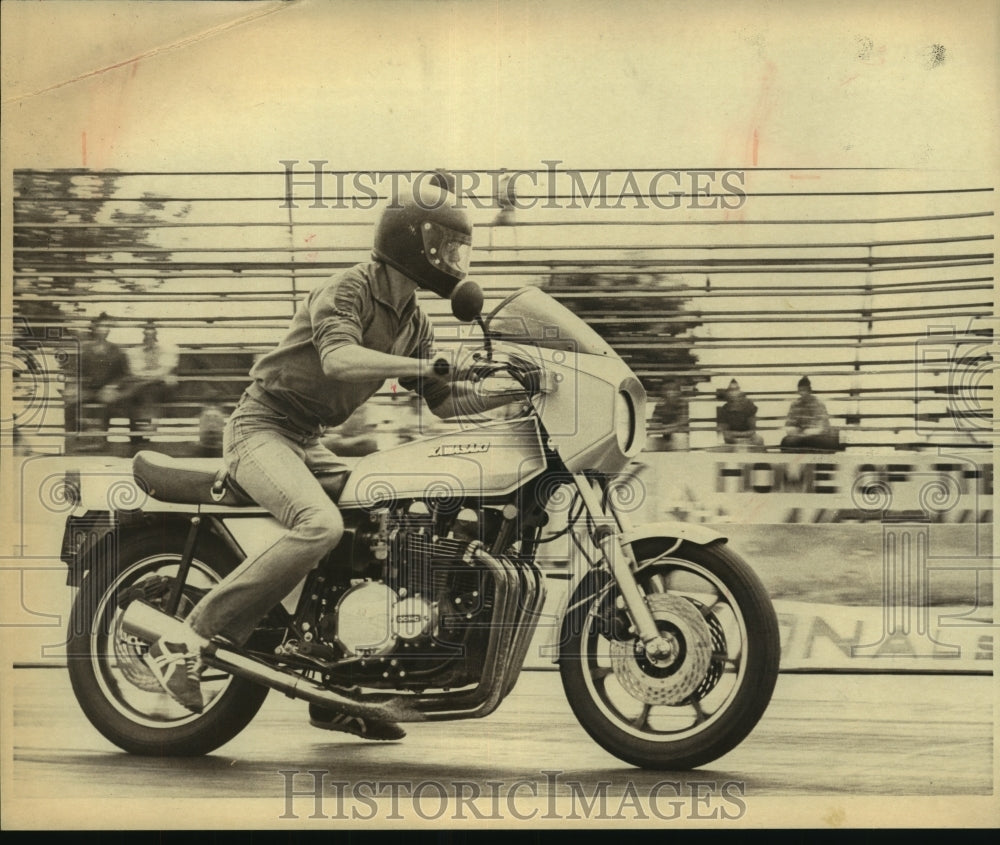 1981 Press Photo Darrell Mitchan, Highlands High School Drag Racer on Motorcycle- Historic Images