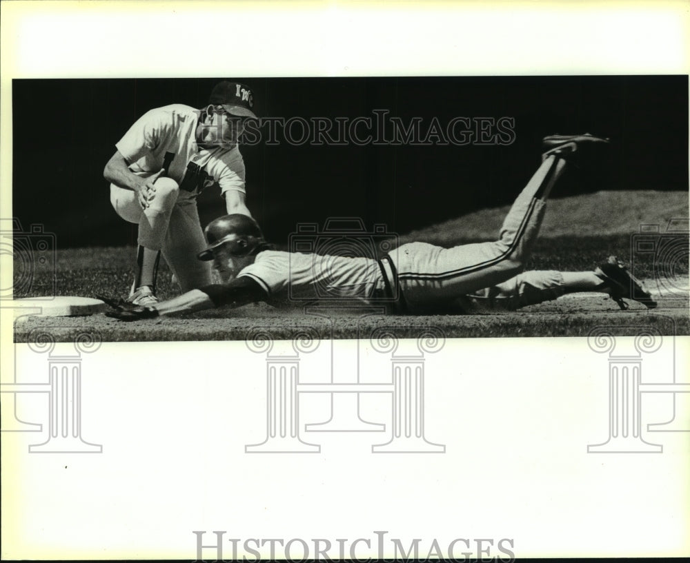 1988 Press Photo Incarnate Word and Texas Lutheran College Baseball Players- Historic Images