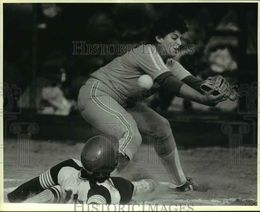 1987 Press Photo Trinity and St. Mary&#39;s College Women&#39;s Baseball Players at Game- Historic Images