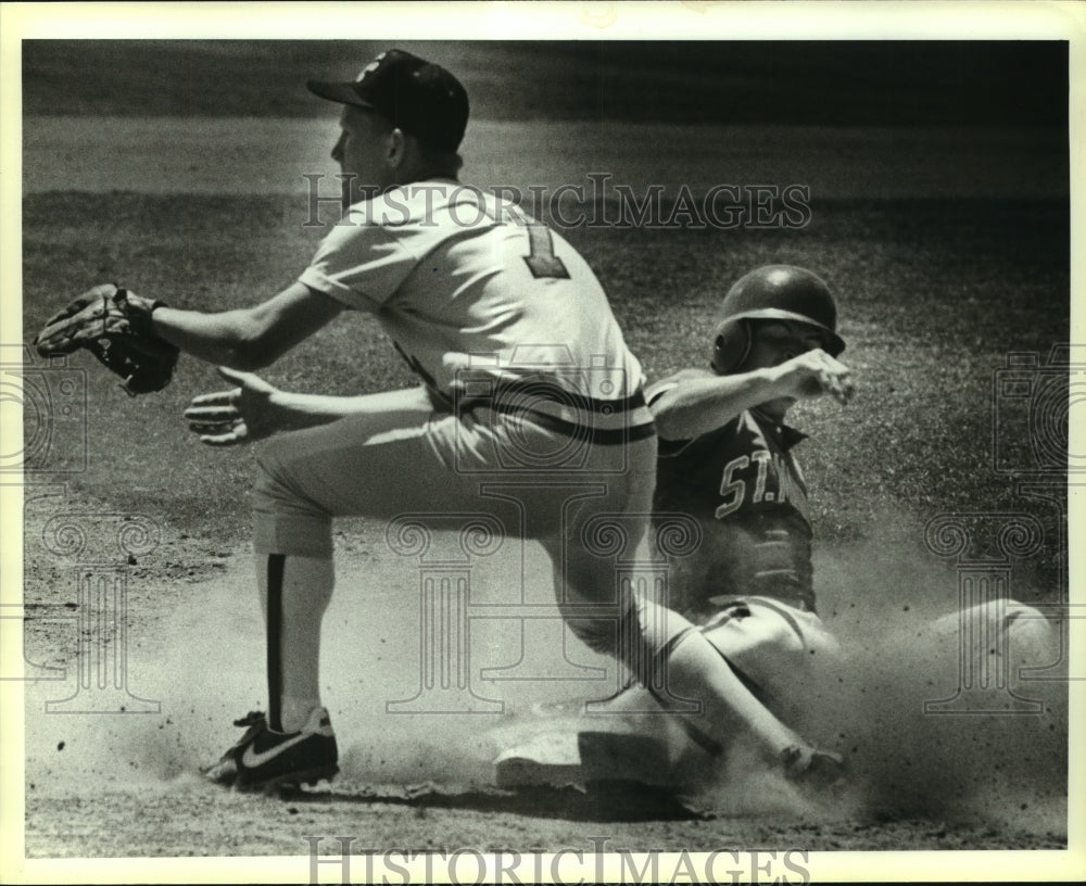 1987 Press Photo St. Mary&#39;s and Incarnate Word College Baseball Players at Game- Historic Images