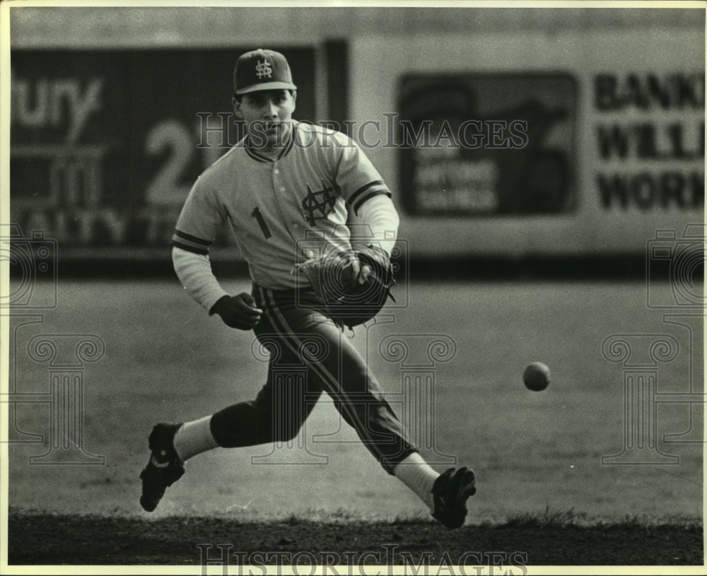 1985 Press Photo Rodney Mendoza, St. Mary&#39;s College Baseball Player at Practice- Historic Images