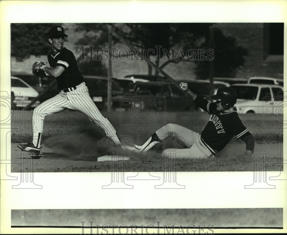 1985 Press Photo Tinity and Notre Dame College Baseball Players at Game- Historic Images