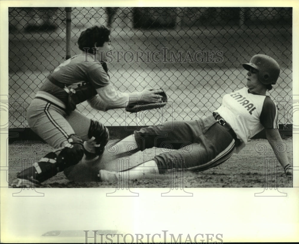 1986 Press Photo St. Mary's and Central Iowa College Women's Baseball Players- Historic Images