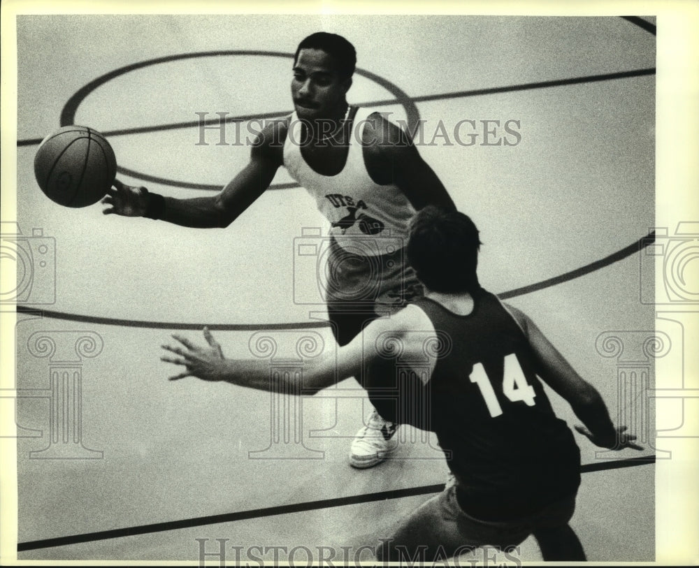 1983 Press Photo University of Texas San Antonio Basketball Players at Practice- Historic Images