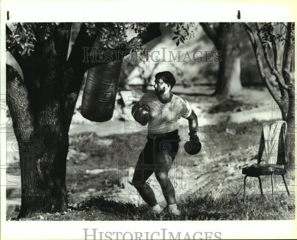 1992 Press Photo Dan Corbett, Heavyweight Boxer at La Hoya Apartment Workout- Historic Images