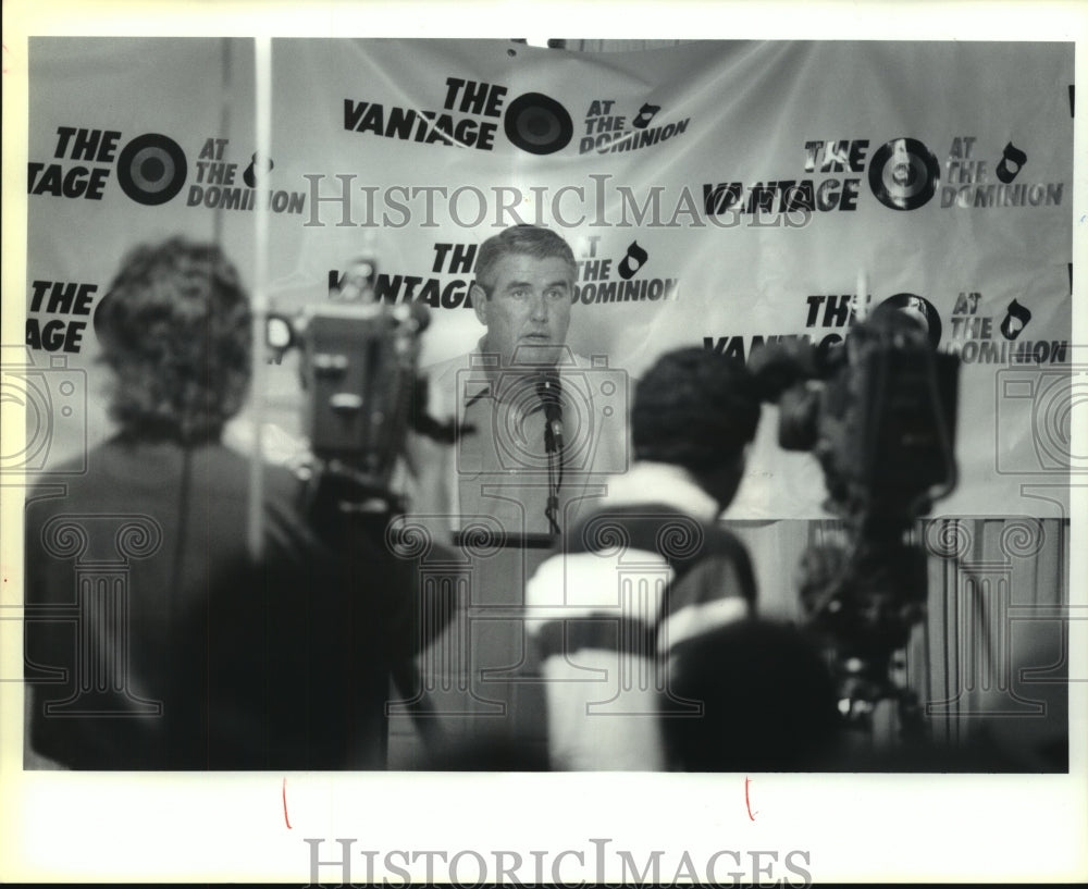 1992 Press Photo Golfer Charles Coody at Vantage Tournament Press Conference- Historic Images