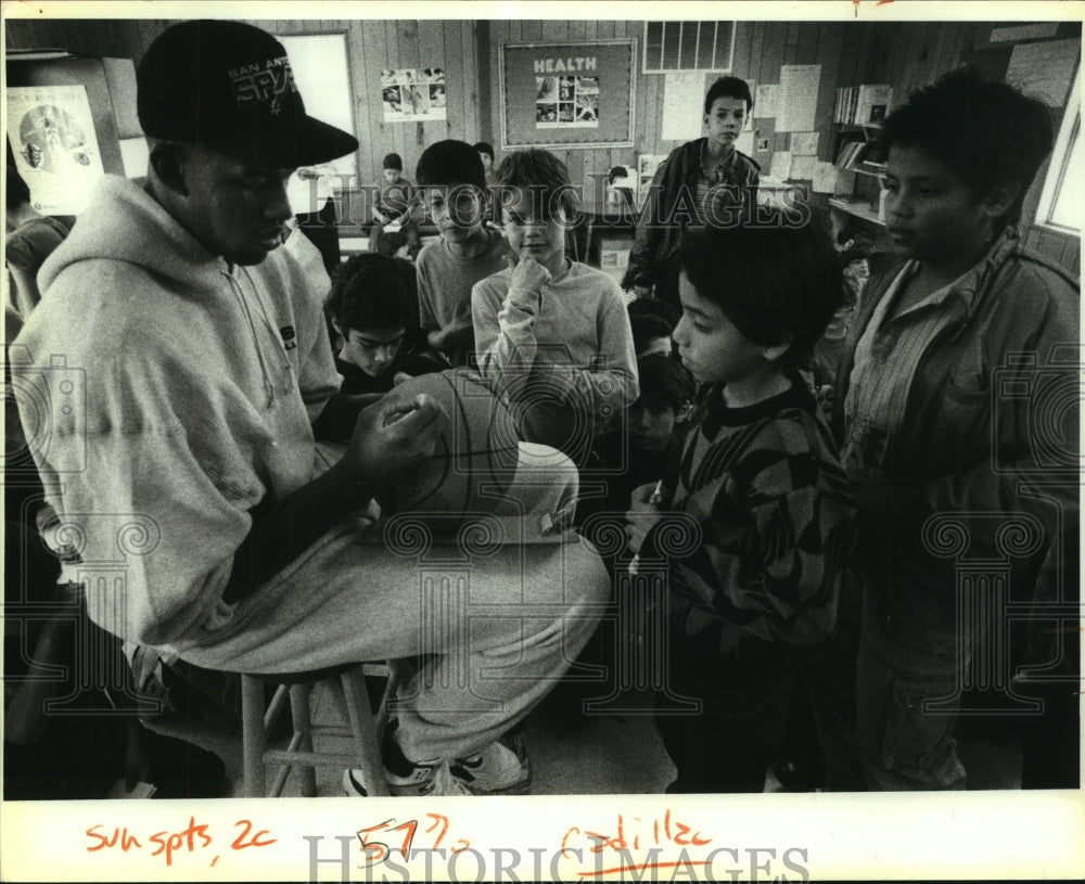 1988 Press Photo Greg Anderson, San Antonio Spurs Basketball Player with Kids- Historic Images