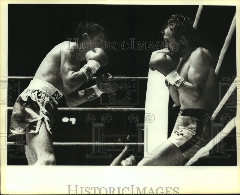 1984 Press Photo Boxer Mike Ayala Fights Opponent Martinez in Ring - sas06690- Historic Images