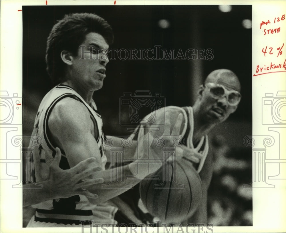 1988 Press Photo Basketball Players Frank Brickowski and Kareem Abdul Jabbar- Historic Images