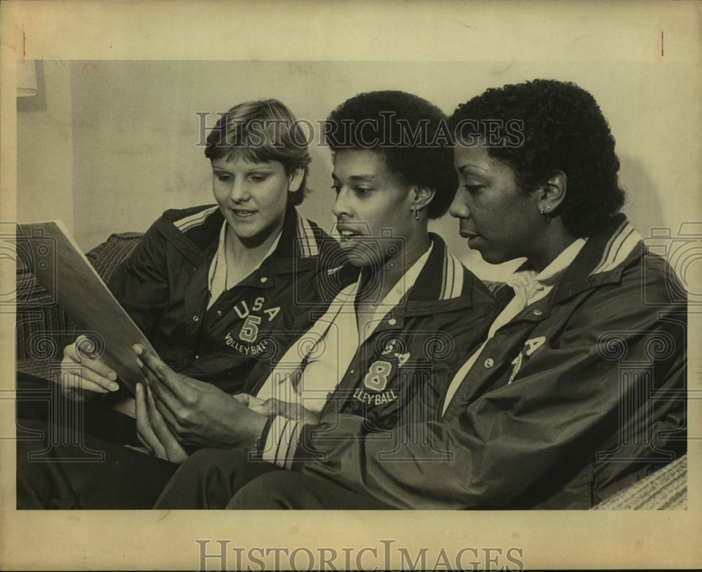 1982 Press Photo Rita Crockett with National Women&#39;s Volleyball Team Players- Historic Images