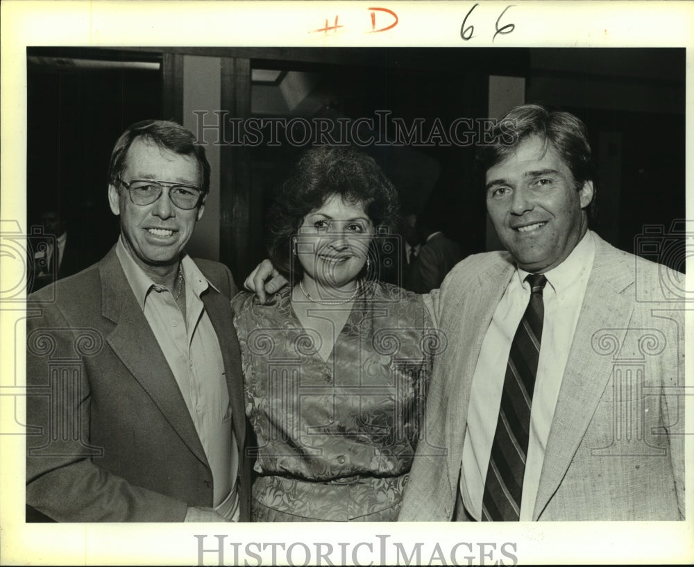1986 Press Photo Professional Golfer Terry Diehl with Others at Texas Open Event- Historic Images