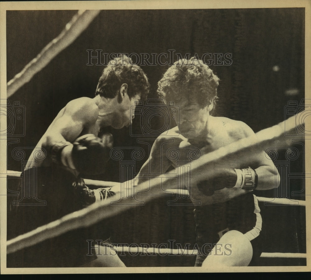 1987 Press Photo Boxers Felix Castillo and Chaparro DeLeon Fight in the Ring- Historic Images