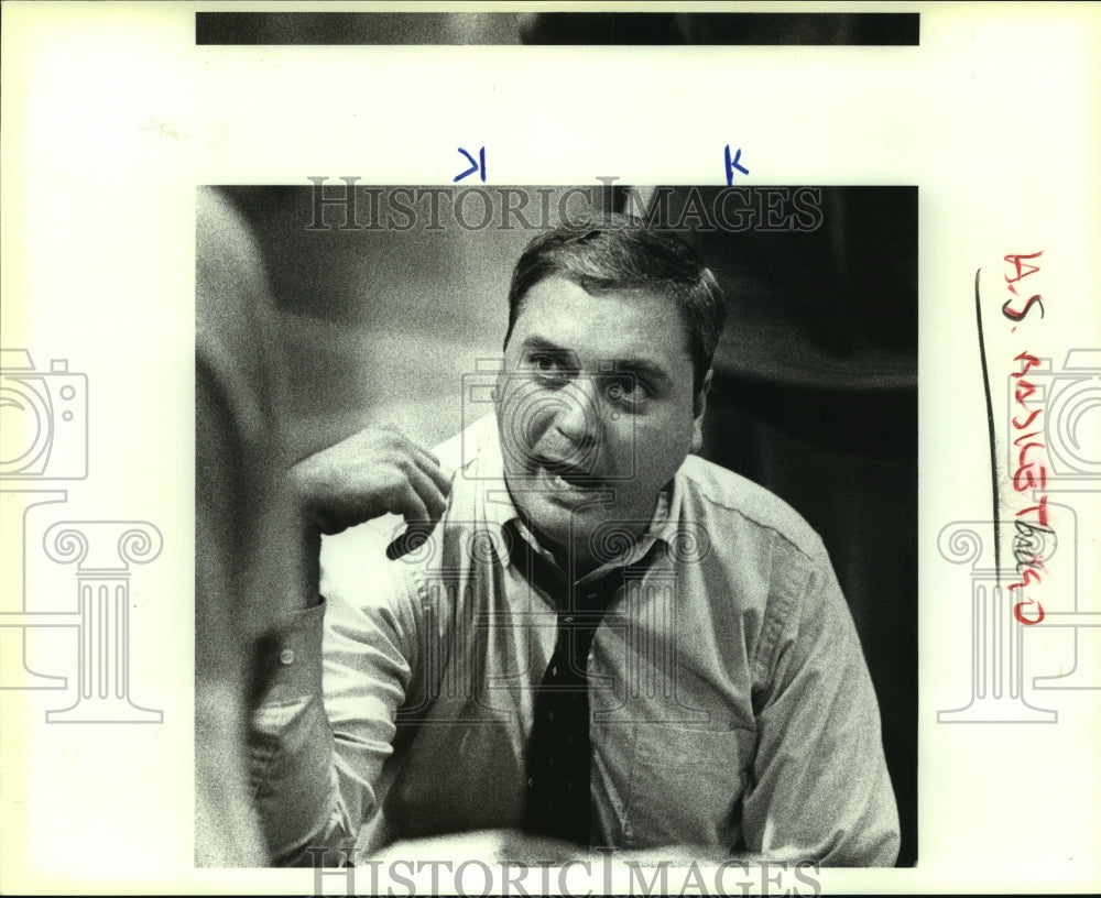 1990 Press Photo Mel Dixon, Roosevelt Girl&#39;s Basketball Coach at Seguin Game- Historic Images