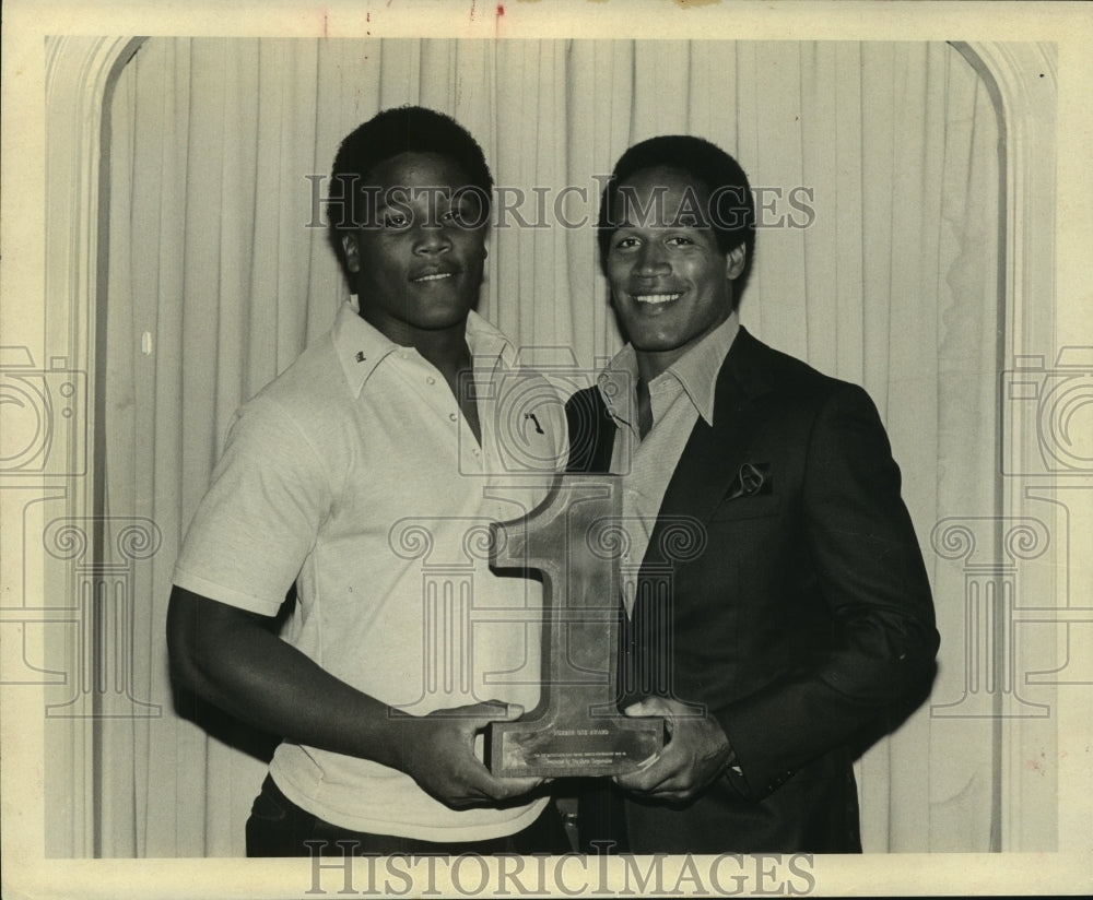 1979 Press Photo Michael Carter, Football Player Holds Plaque - sas06916- Historic Images