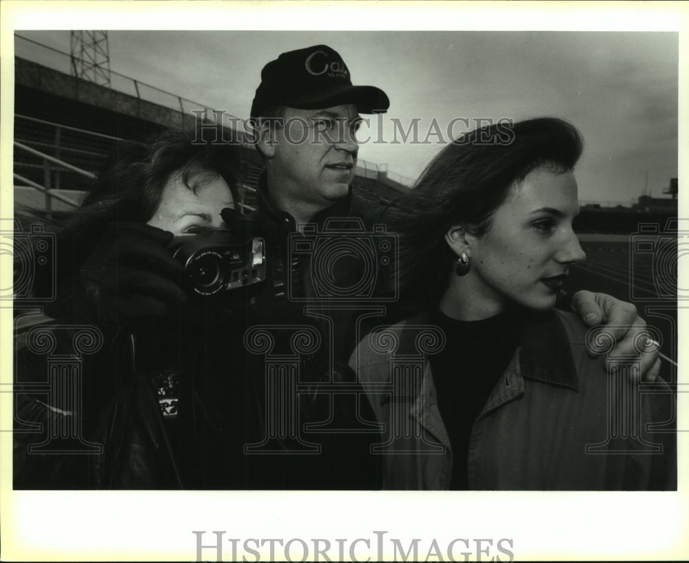 1993 Press Photo Lynn and Craig Caldwell Watch Son at Alamo Bowl Practice- Historic Images